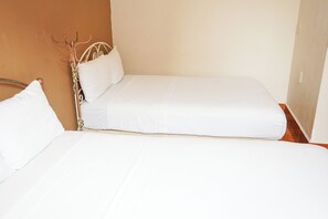 Standard Room, 2 Double Beds | Desk, soundproofing, free WiFi, bed sheets - OYO Hotel El Conquistador (Veracruz)
