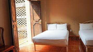 Standard Room, 2 Katil Kelamin (Double) | Meja, kalis bunyi, Wi-fi percuma, cadar katil