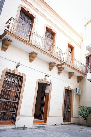 Exterior. OYO Hotel El Conquistador