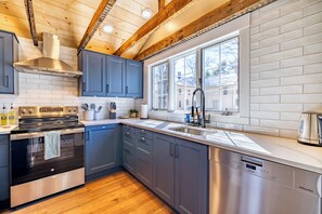 Fridge, microwave, oven, stovetop - North Conway Adventure Hub! Walk to Shops & Dining. All New! Deck, Grill, Lawn (Conway)