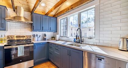 North Conway Adventure Hub! Walk to Shops & Dining. All New! Deck, Grill, Lawn