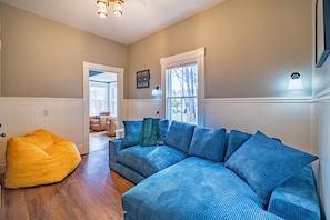 Smart TV, fireplace, books, stereo
