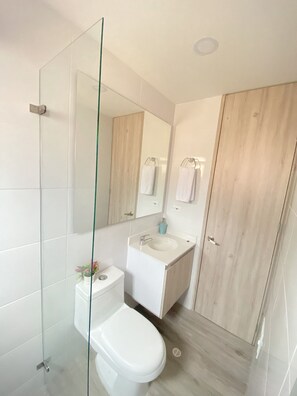 Appartement présidentiel (TF04I) | Salle de bain | Douche, séchoir à cheveux, serviettes fournies, savon