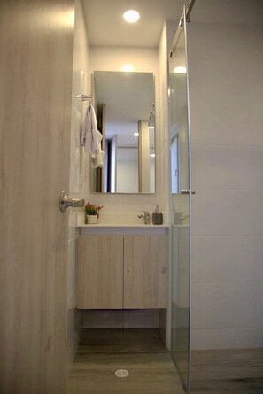 Premium Apartment (TF01I) | Bathroom | Shower, hair dryer, towels, soap - U-GO Edificio Macae (Bogotá)
