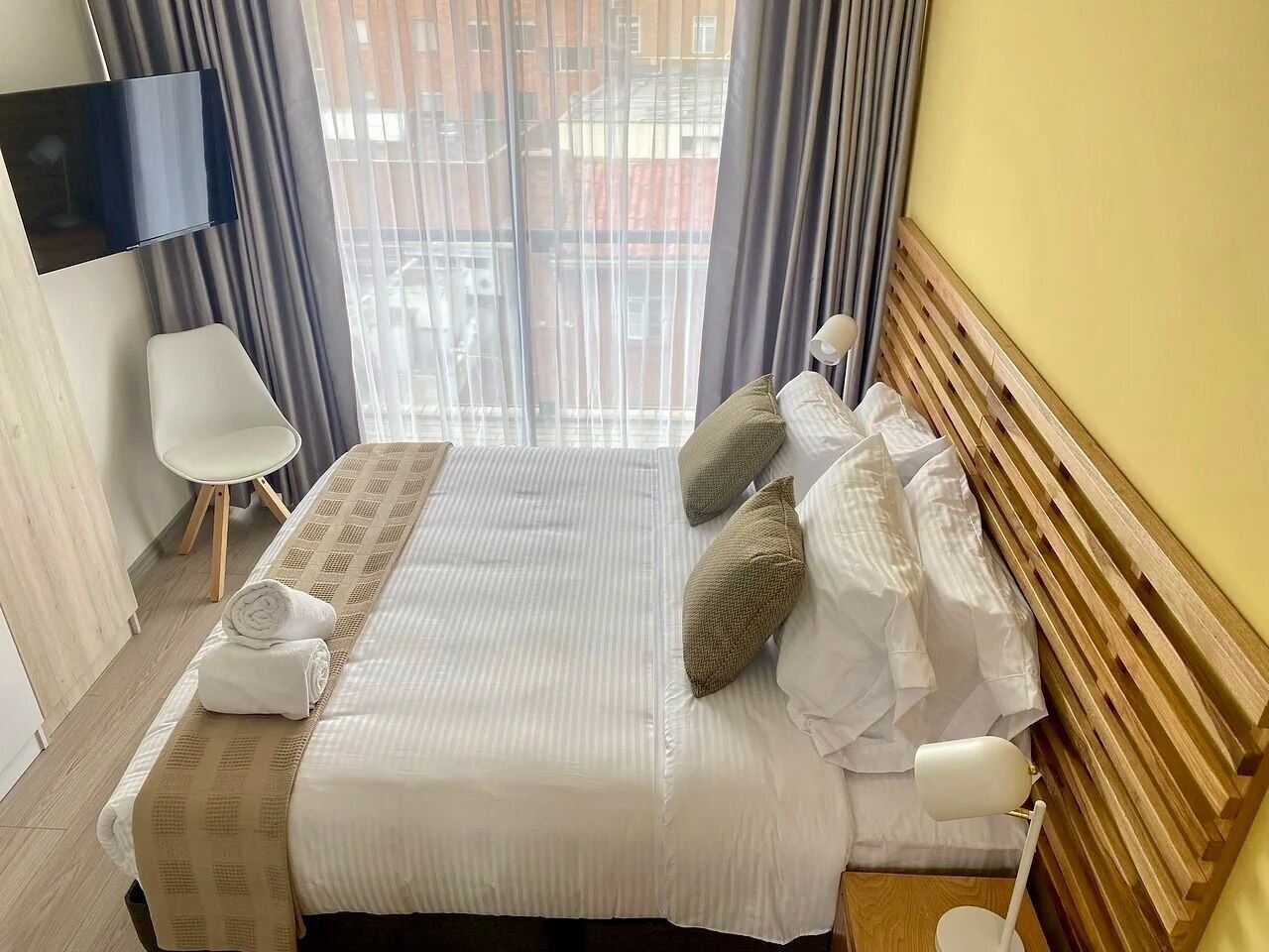 Căn hộ Premium (TF01I) | Trang trí khác biệt, bàn, màn/rèm cản sáng, bàn ủi/dụng cụ ủi quần áo 