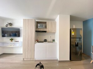 Presidential Apartment (TF04I) | Private kitchen | Full-size fridge, microwave, coffee/tea maker, griddle - U-GO Edificio Macae (Bogotá)