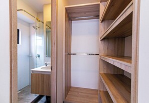 Căn hộ (BU06J) | Phòng tắm | Buồng tắm vòi sen, máy sấy tóc, khăn tắm, xà phòng 