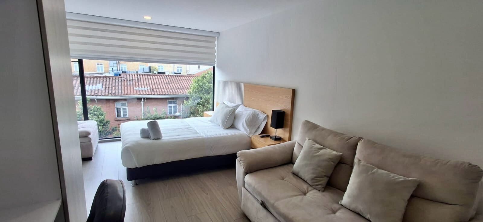 プレジデンシャル アパートメント (TH01I) | リビング エリア | LED テレビ