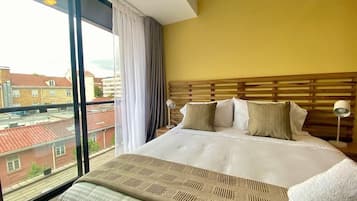 Premium Apartment (TF01I) | Individually decorated, desk, blackout curtains, iron/ironing board