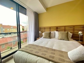 Premium Apartment (TF01I) | Individually decorated, desk, blackout curtains, iron/ironing board - U-GO Edificio Macae (Bogotá)