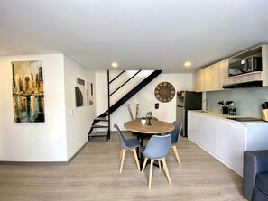 Lägenhet Design (XU01I) | Vardagsrum | LED-tv