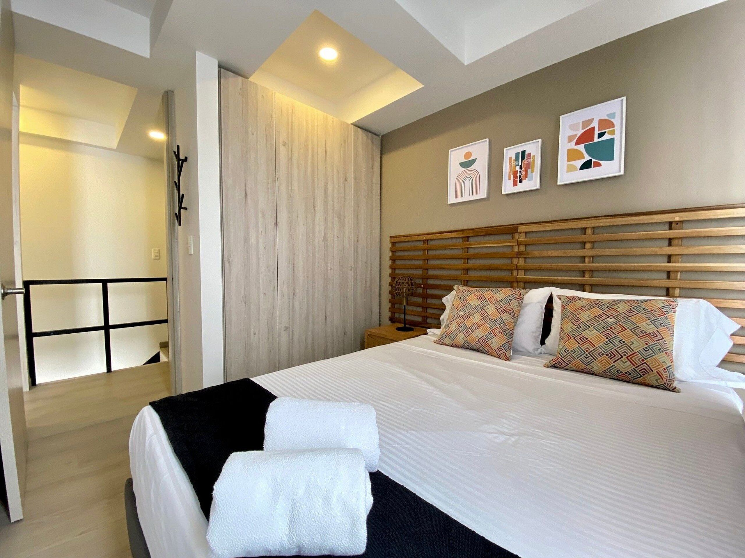 Căn hộ có thiết kế đặc sắc (XU01I) | Trang trí khác biệt, bàn, màn/rèm cản sáng, bàn ủi/dụng cụ ủi quần áo 