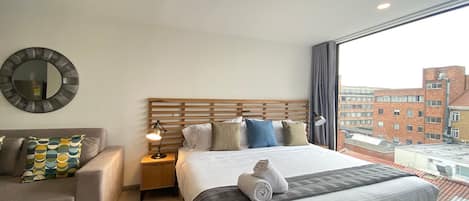 總統公寓 (TF04I) | 獨特設計、書桌、遮光窗簾/窗簾、熨斗/熨衫板