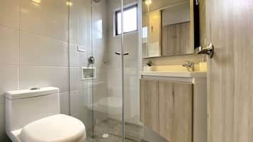 Design Apartment (XU01I) | Bathroom | Shower, hair dryer, towels, soap