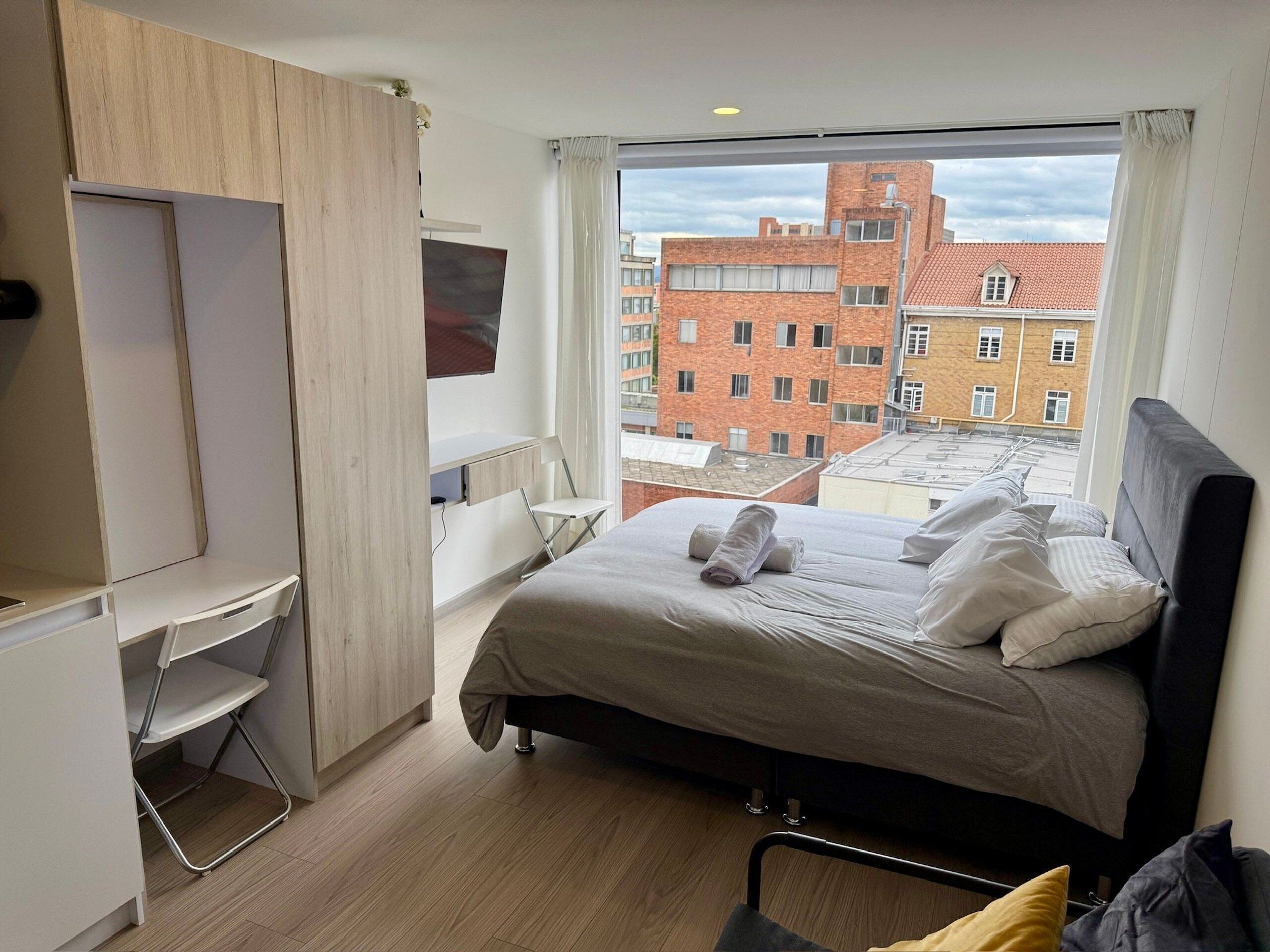 Căn hộ Premium (QH02I) | Trang trí khác biệt, bàn, màn/rèm cản sáng, bàn ủi/dụng cụ ủi quần áo 