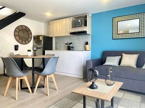 Refrigerador con freezer, microondas, cafetera/tetera, plancha de cocina