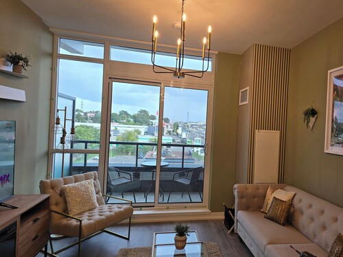 Modern Whitby 3 Bedroom Condo, close to the 401, Trafalgar Castle and Toronto!
