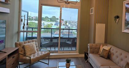 Modern Whitby 3 Bedroom Condo, close to the 401, Trafalgar Castle and Toronto!