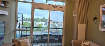 Modern Whitby 3 Bedroom Condo, close to the 401, Trafalgar Castle and Toronto!