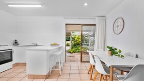 Private kitchen - 22 Jindiburra in Nautilus resort, Noosa Heads (Noosa Heads)