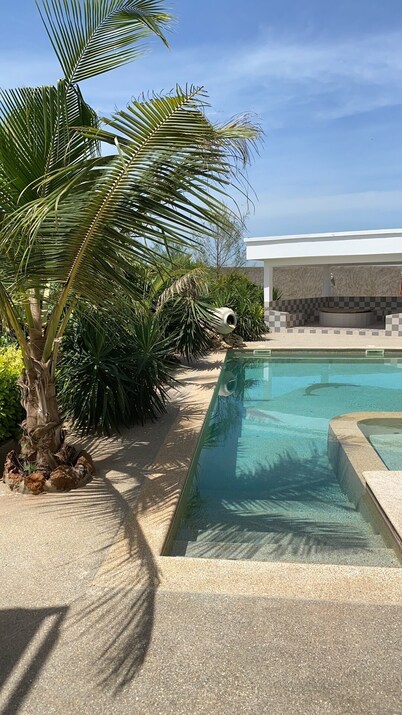 Villa Dolce Vita! Quiet, Private Pool, Family or Friends!