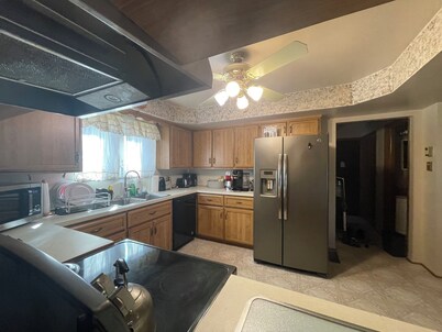 Spacious 4 bedroom 7 beds house with AC, WiFi in welcoming Sterling Heights