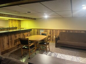 Dining - Spacious 4 bedroom 7 beds house with AC, WiFi in welcoming Sterling Heights (Sterling Heights)