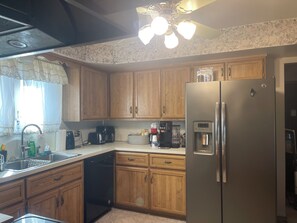 Fridge, microwave, oven, stovetop - Spacious 4 bedroom 7 beds house with AC, WiFi in welcoming Sterling Heights (Sterling Heights)