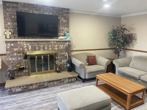 Spacious 4 bedroom 7 beds house with AC, WiFi in welcoming Sterling Heights