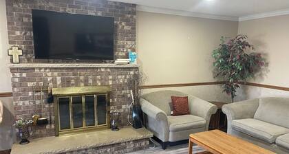 Spacious 4 bedroom 7 beds house with AC, WiFi in welcoming Sterling Heights