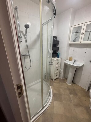 Bathroom - Stylish 1-bed Apartment- Sleeps 3 w/ Central Links (Pinner)
