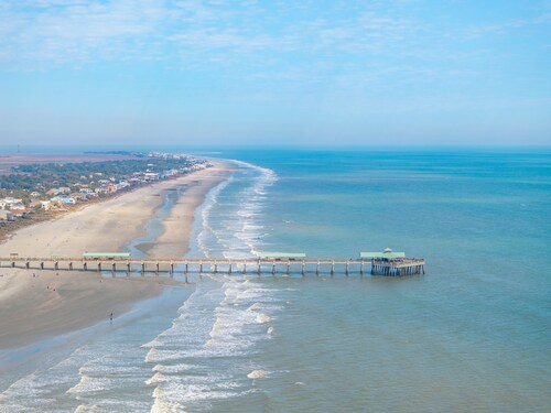 2 Ocean view balconies, Walk to town, Beach access across the street! Summer Wind!