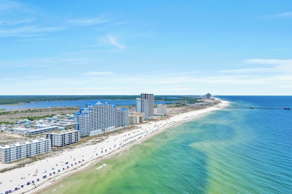 Nær stranden og solsenger