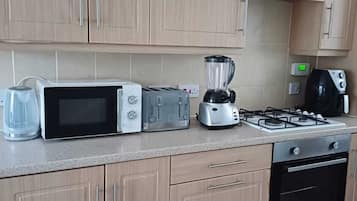 Køleskab, mikrobølgeovn, ovn, elkedel