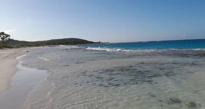 Charming 2-bedroom villa in amazing Duncan Bay. Quick walk to the beach.