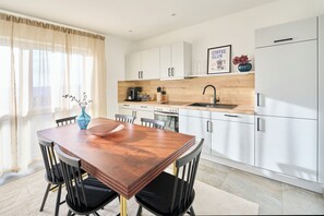Fridge, oven, stovetop, dishwasher - Bernstein Apartment #2 on the Goitzsche with direct lake view (Muldestausee)