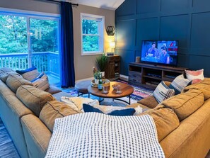 TV, table football, books - Close to Lake ~ Htub ~ Game Rm ~ FirePit ~ Stunning Design (Madison)