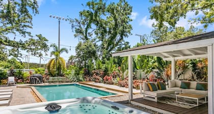 Sleeps 18 - Heated Pool-Pickleball-Hot Tub-Gym-Sauna
