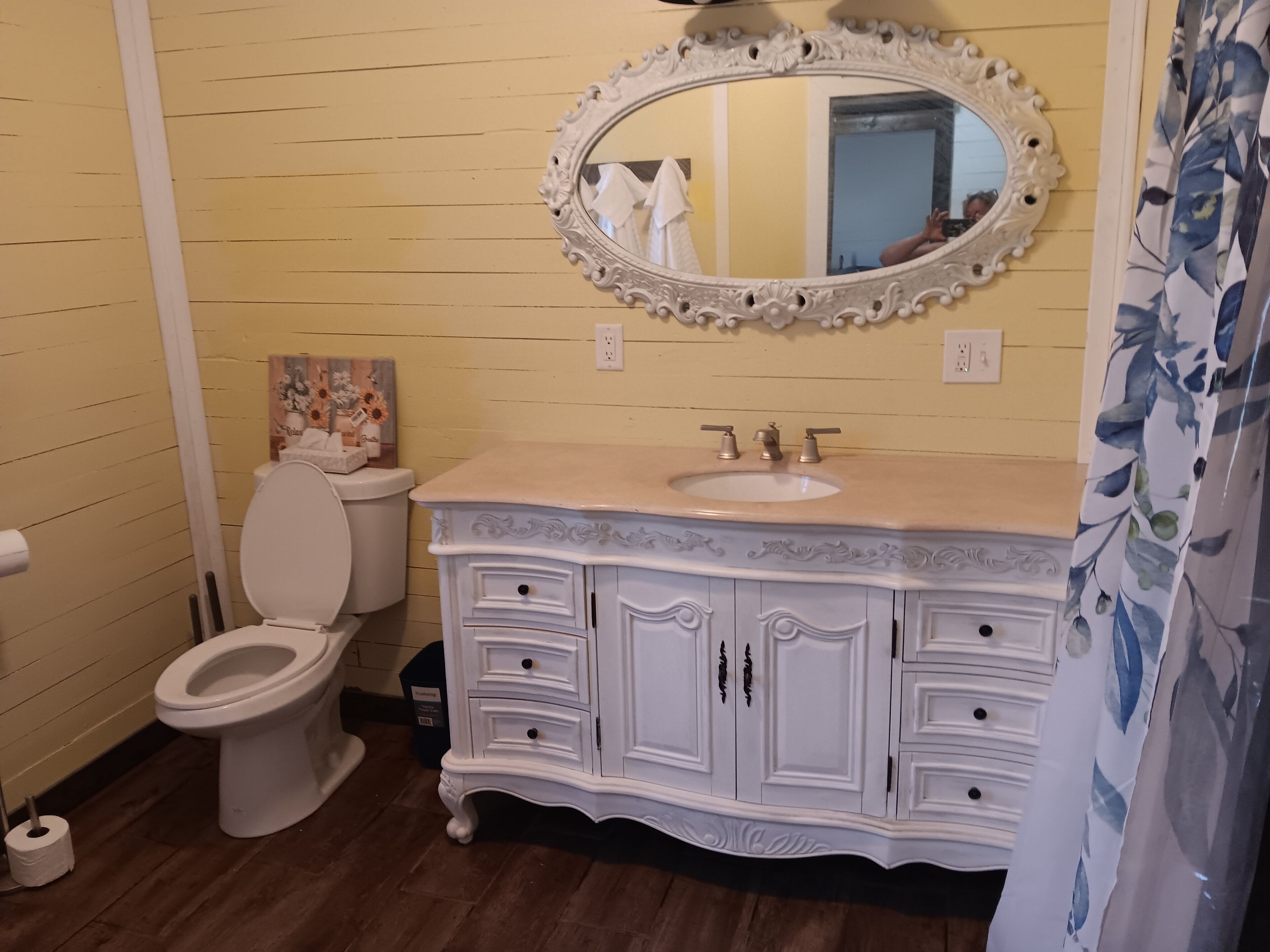 淋浴设施、毛巾、肥皂、卫生纸