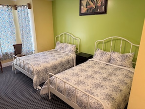 1 slaapkamer, een strijkplank/strijkijzer, wifi, beddengoed