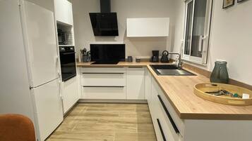 Frigorífico, microondas, horno y placa de cocina