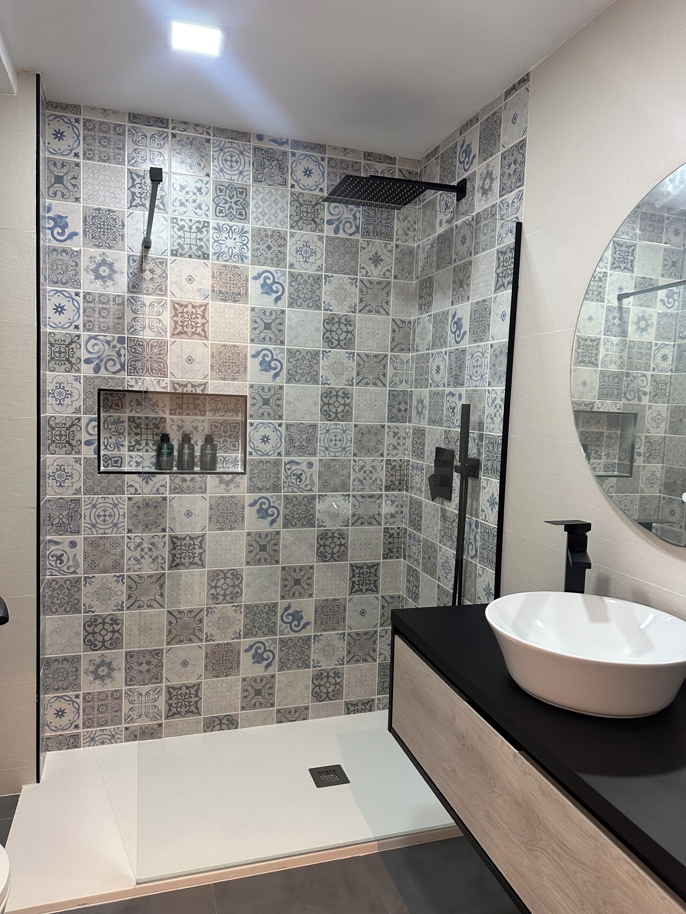 按摩浴缸、吹风机、毛巾、肥皂