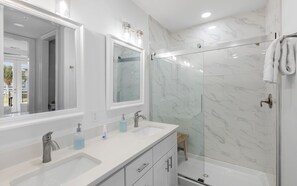Shower, hair dryer, towels, soap - Charming 3-bedroom condo in Gulf Place with private beach access, pools andWiFi (Santa Rosa Beach)
