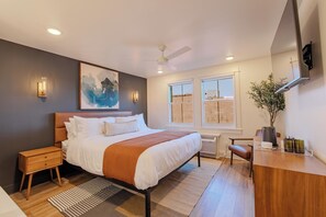 Laptop workspace, blackout curtains, free WiFi - The 1850 Hotel (Boone)