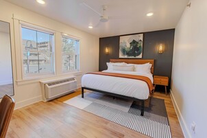 Espacio para trabajar con laptop, cortinas blackout y wifi gratis 