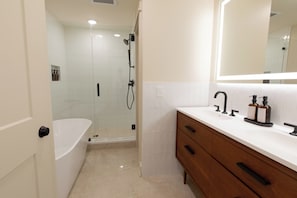 Máy sấy tóc, khăn tắm, xà phòng, dầu gội 