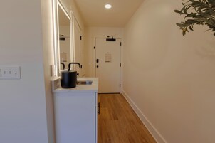 Espacio para trabajar con laptop, cortinas blackout y wifi gratis 