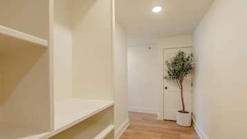 Espacio para trabajar con laptop, cortinas blackout y wifi gratis