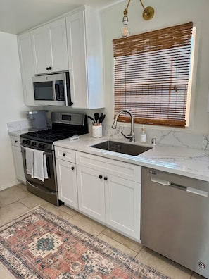 Køleskab, mikrobølgeovn, ovn, kogeplade