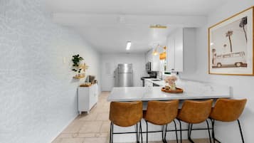 Geladeira, micro-ondas, fogão, cooktop